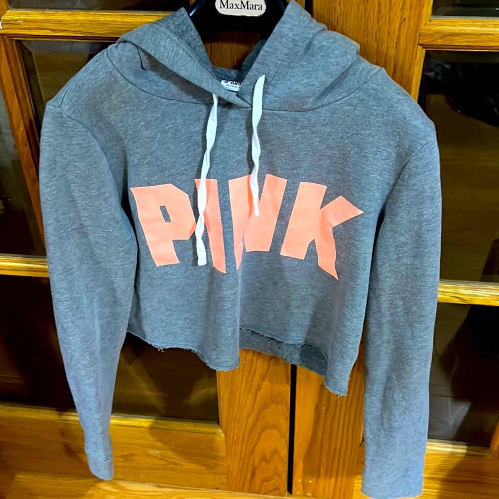 Pre-Owned Victoria Secret Women Grey Cropped Hoodie, size XS in great condition.